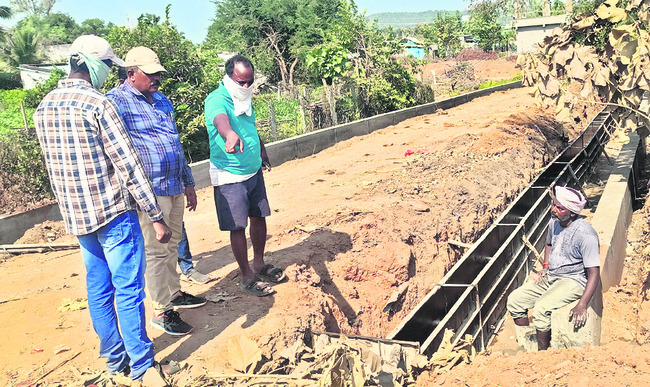 నత్తనడకన పనులు1