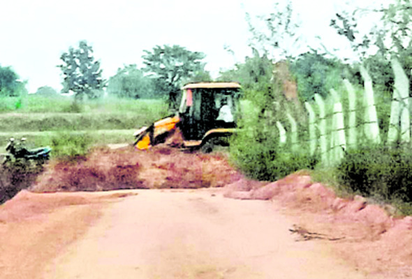 రహదారి ఆక్రమణకు యత్నం 1