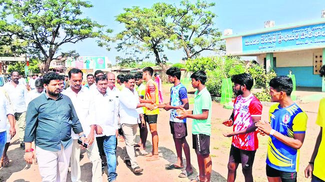 కబడ్డీ పోటీల్లో ప్రతిభ చూపాలి
2