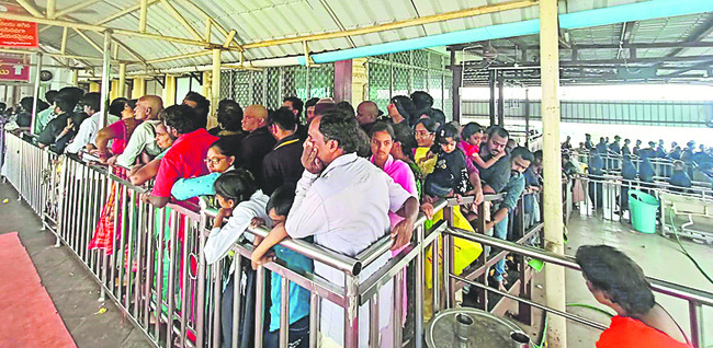 రత్నగిరికి భక్తుల తాకిడి
1