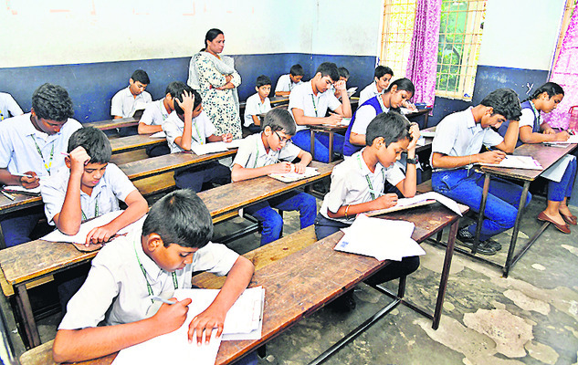 సాక్షి స్పెల్‌ బీ, మ్యాథ్స్‌ బీ పోటీలకు విశేష స్పందన 1