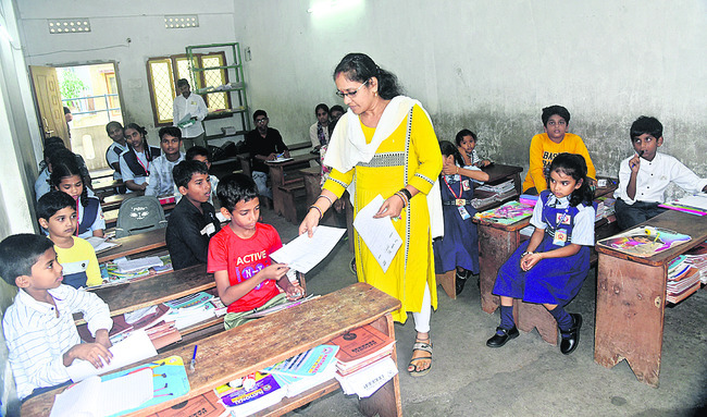 సాక్షి ‘స్పెల్‌ బీ, మ్యాథ్స్‌ బీ’లకు విశేష స్పందన2