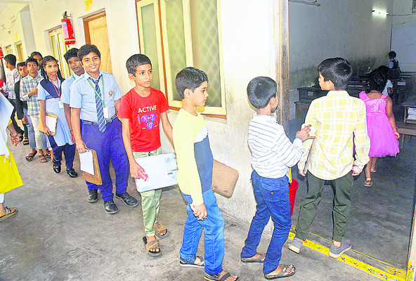 సాక్షి ‘స్పెల్‌ బీ, మ్యాథ్స్‌ బీ’లకు విశేష స్పందన1