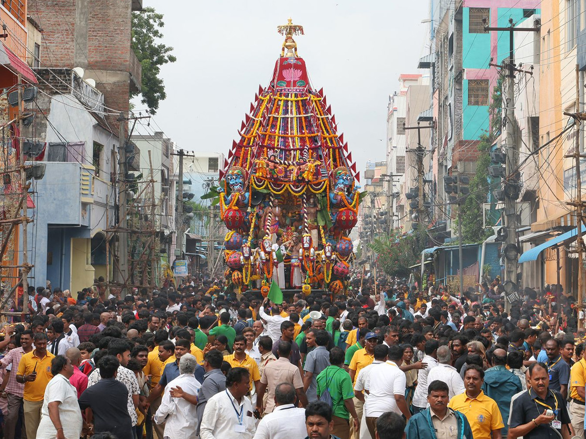 A grand chariot festival in Tiruchanur2