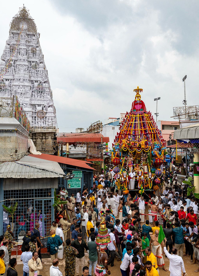 A grand chariot festival in Tiruchanur13