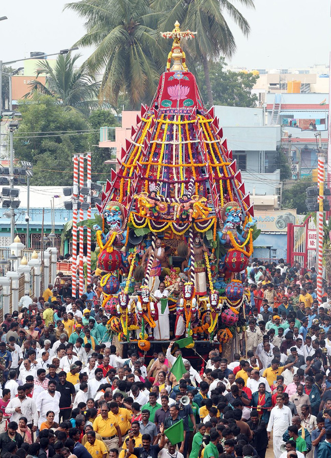 A grand chariot festival in Tiruchanur14