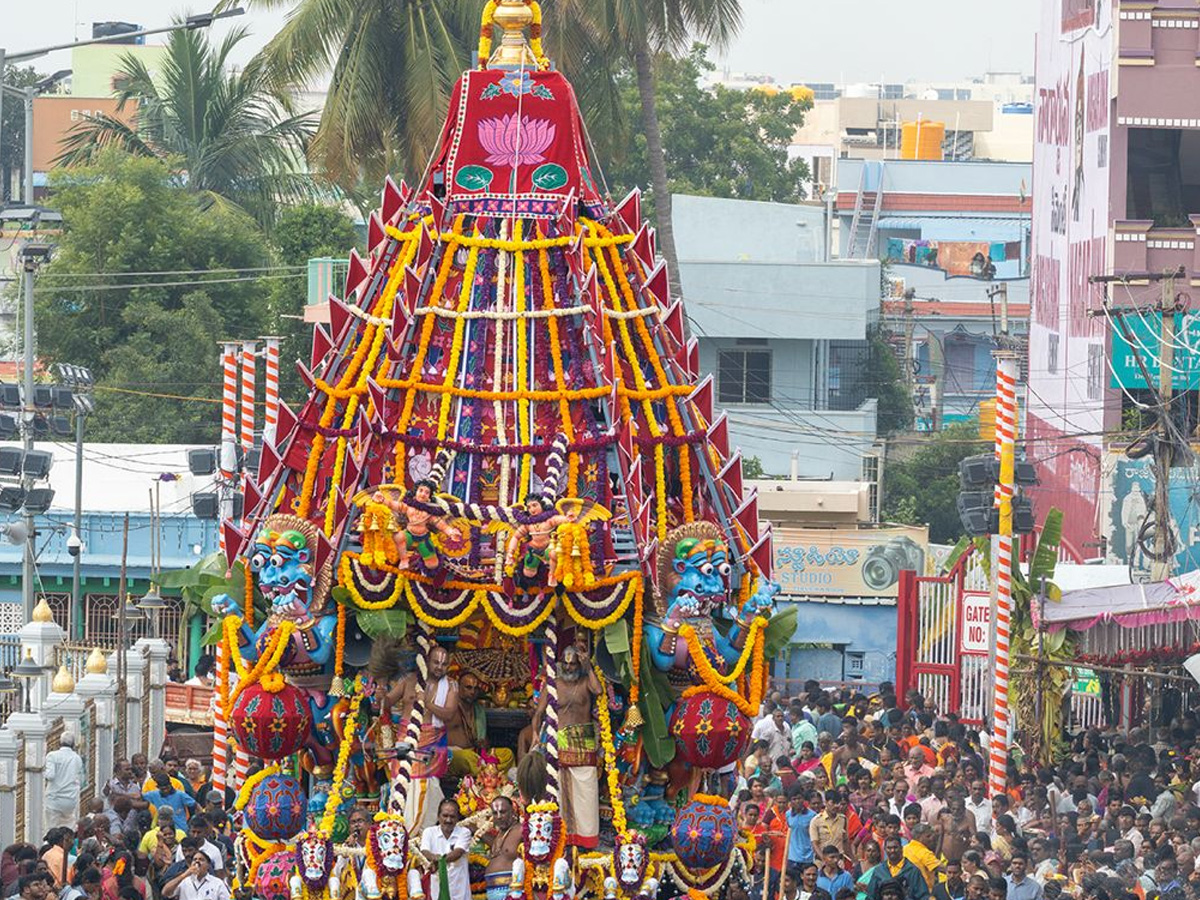 A grand chariot festival in Tiruchanur3