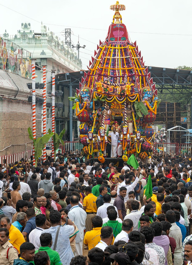 A grand chariot festival in Tiruchanur4