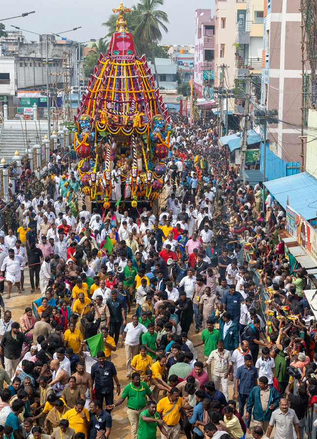 A grand chariot festival in Tiruchanur5