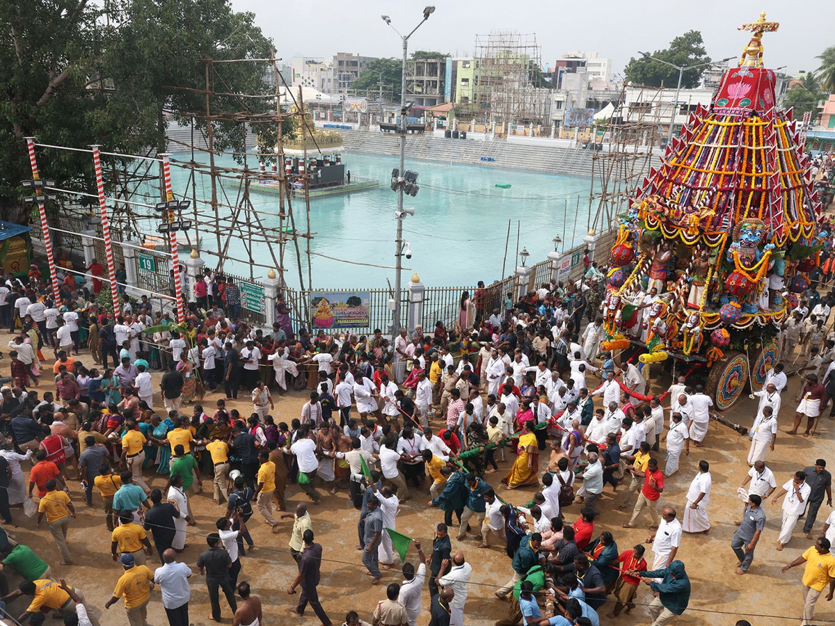 A grand chariot festival in Tiruchanur9