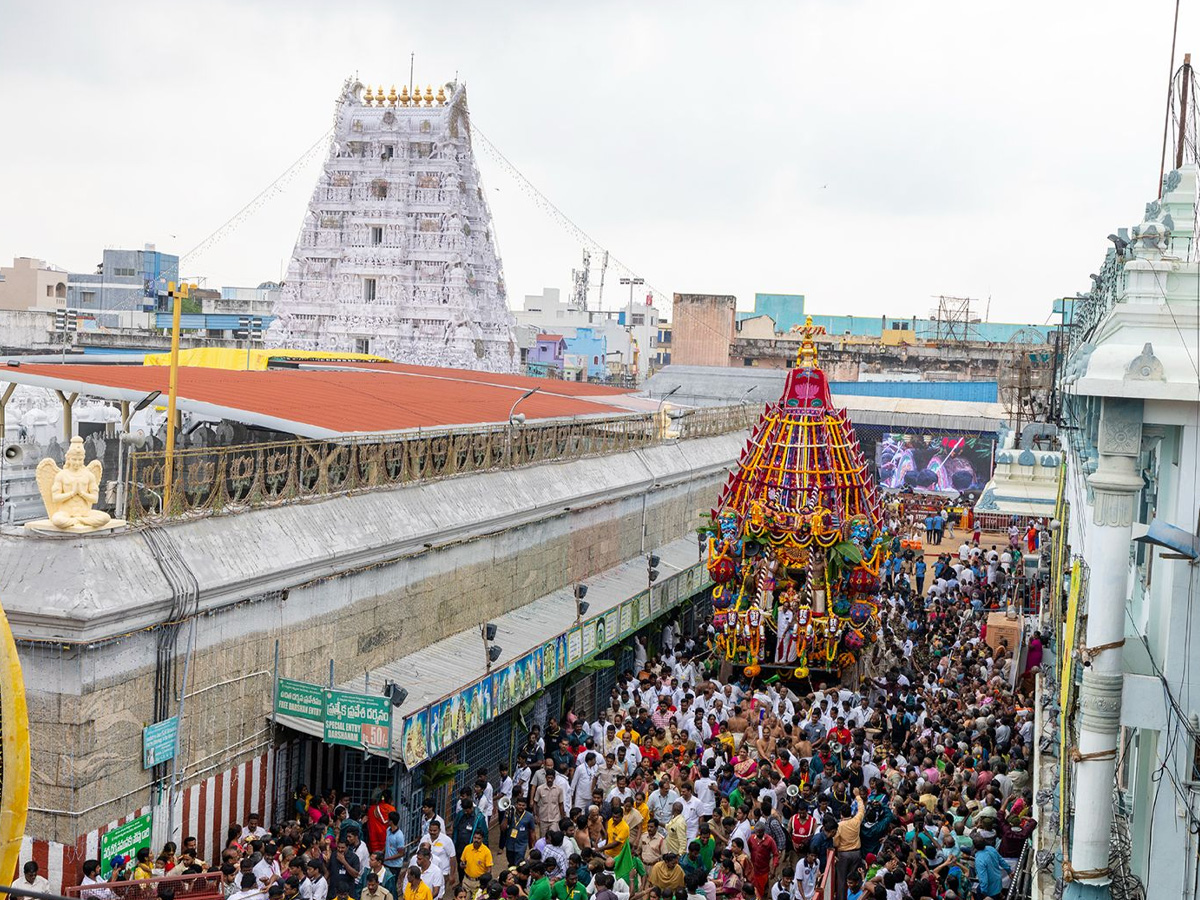 A grand chariot festival in Tiruchanur10