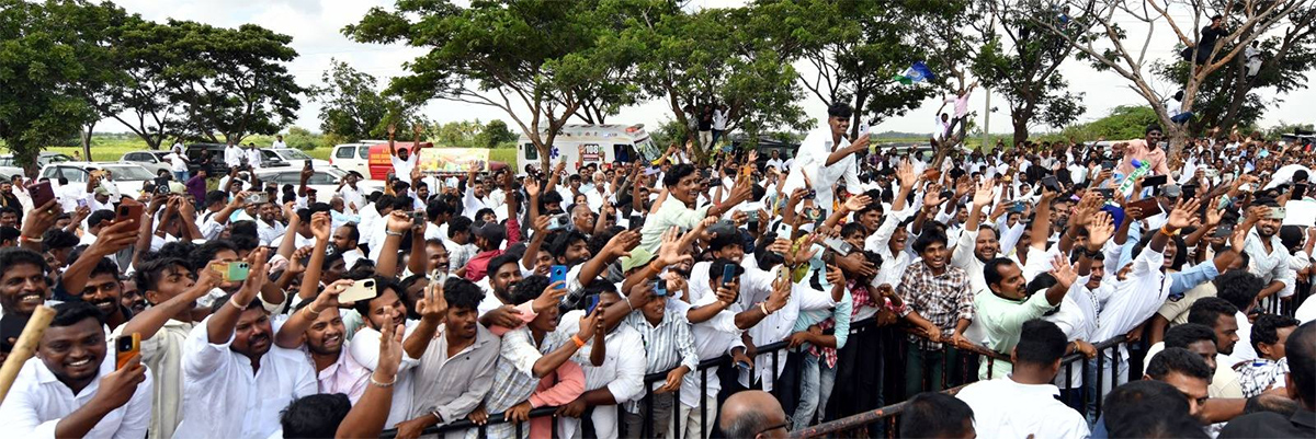 YS Jagan Attend Marriage At Raptadu Thopudurthi Prakash Reddy15