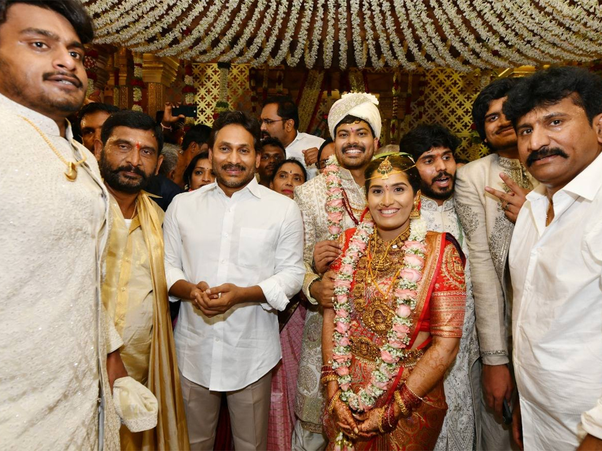 YS Jagan Attend Marriage At Raptadu Thopudurthi Prakash Reddy2