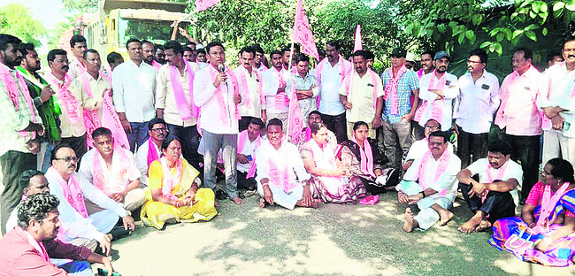 ప్రధాన రహదారి  నిర్మాణం పూర్తి చేయాలి2