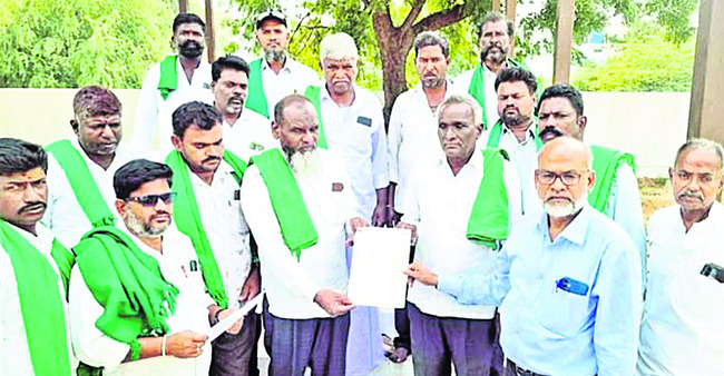 కొండపై చిరుత ప్రత్యక్షం  2