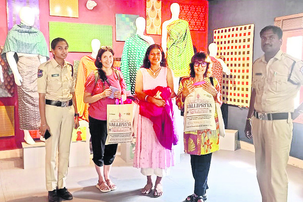 భూదాన్‌పోచంపల్లిలో ఫ్రాన్స్‌ దేశస్తులు  2