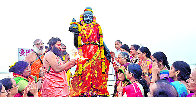 కృష్ణమ్మకు వైభవంగా మహావస్త్ర సమర్పణ 1