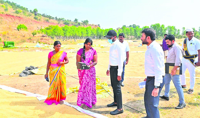 కొనుగోలు కేంద్రం పరిశీలన3