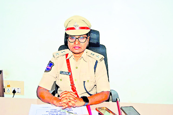 సెంట్రల్‌ జోన్‌ డీసీపీ కవిత  బాధ్యతల స్వీకరణ2