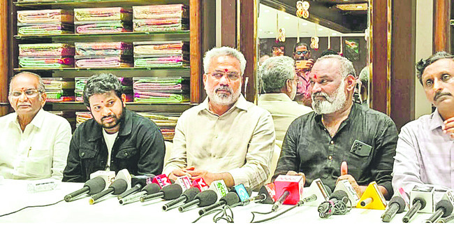 కాకినాడలో లక్కీ షాపింగ్‌ మాల్‌ ప్రారంభం 1