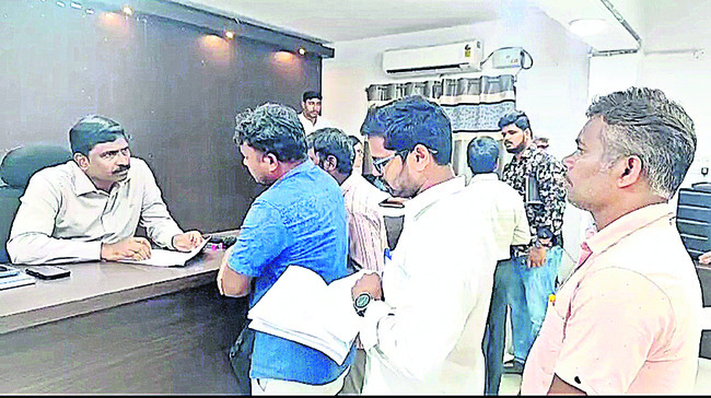 అర్జీలు వెంటనే పరిష్కరించాలి1