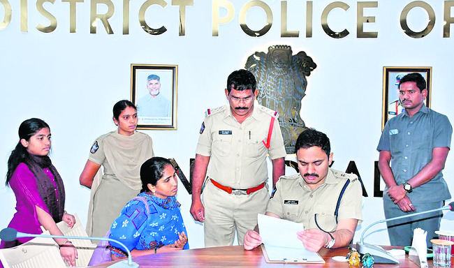 పీజీఆర్‌ఎస్‌కు 82 ఫిర్యాదులు 1