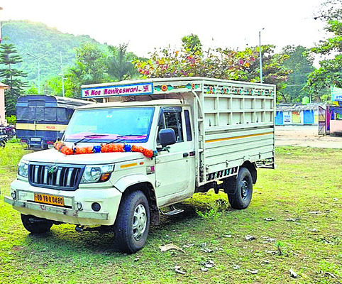 దుకాణంలోకి దూసుకెళ్లిన పికప్‌ వ్యాన్‌ 1