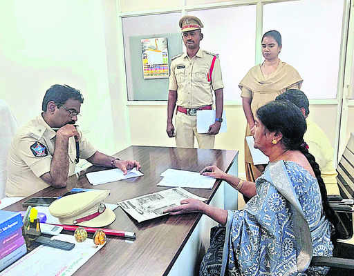 అర్జీలు వెంటనే పరిష్కరించాలి2