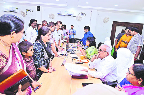 అర్జీల పరిష్కారానికి వ్యక్తిగత బాధ్యత వహించాలి 1