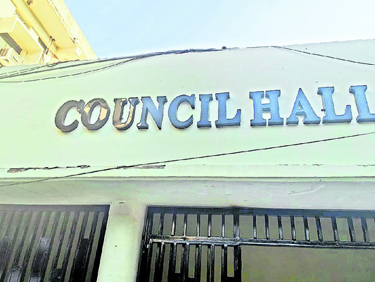 6 నెలలకే.. పగుళ్లు!1