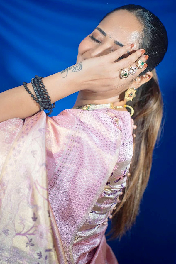 Anasuya Bharadwaj Stunning Looks In Saree Photos2