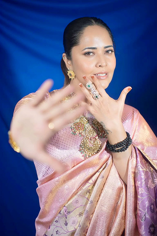 Anasuya Bharadwaj Stunning Looks In Saree Photos3