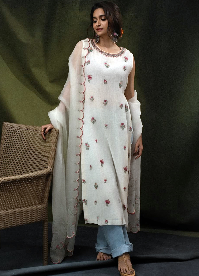 Keerthy Suresh in a variety dress in a variety of poses (photos)11