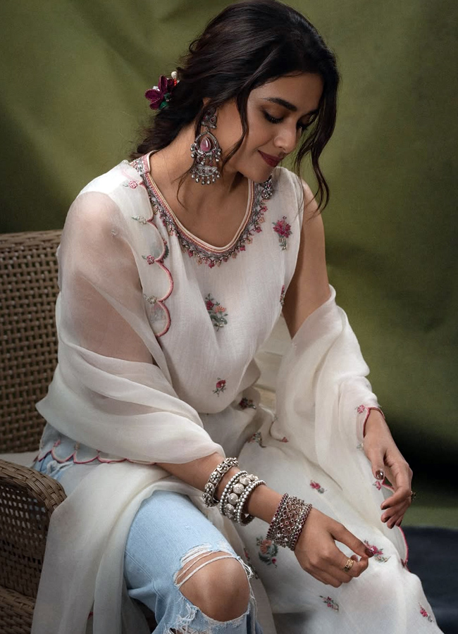 Keerthy Suresh in a variety dress in a variety of poses (photos)12