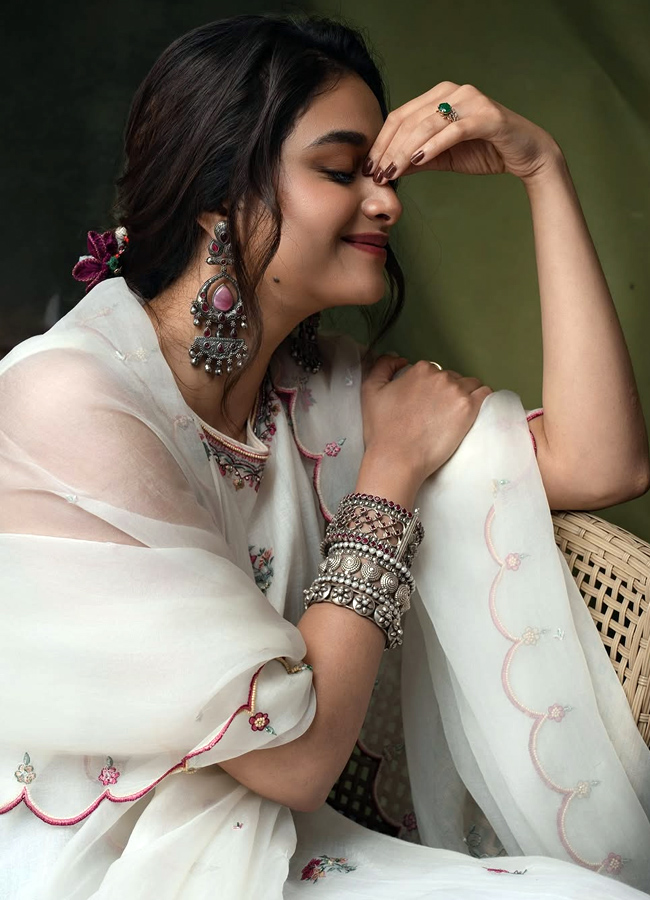 Keerthy Suresh in a variety dress in a variety of poses (photos)13