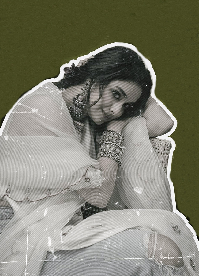 Keerthy Suresh in a variety dress in a variety of poses (photos)14