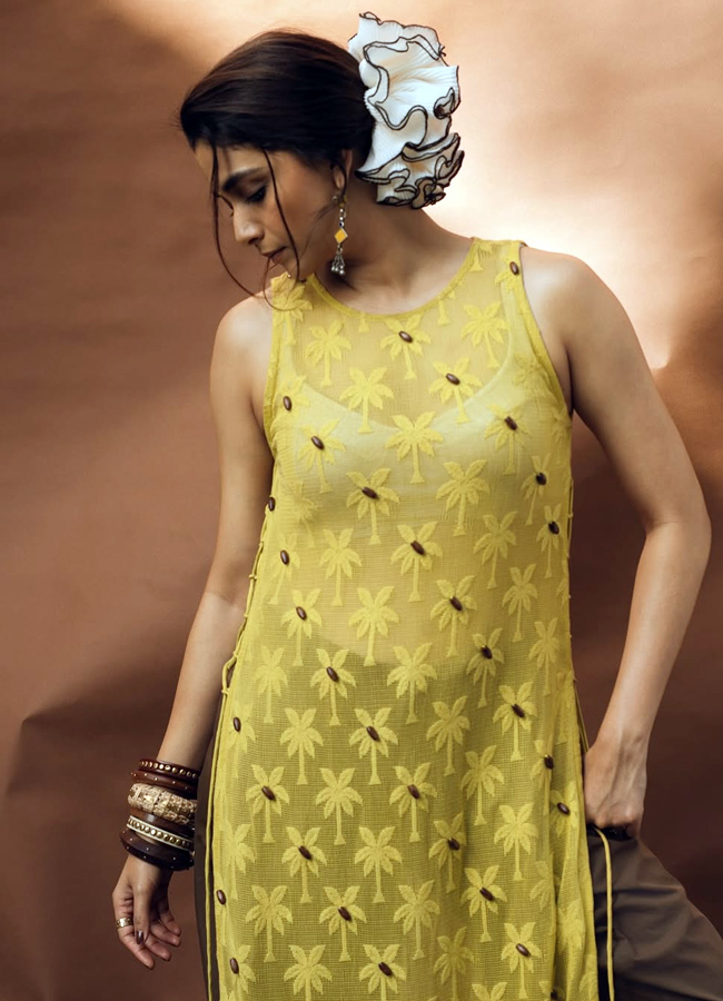 Keerthy Suresh in a variety dress in a variety of poses (photos)4