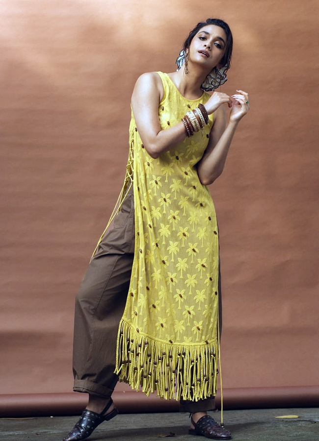 Keerthy Suresh in a variety dress in a variety of poses (photos)5