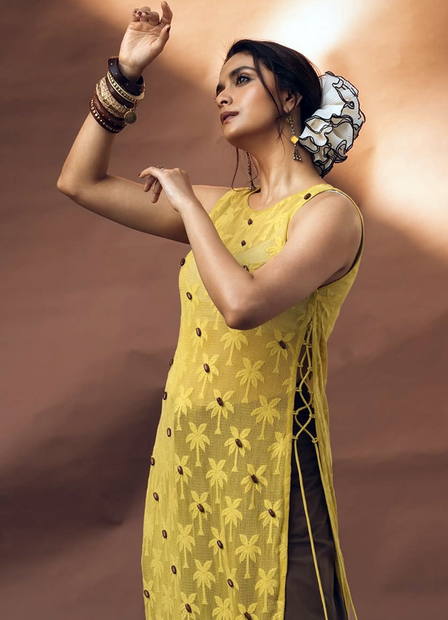 Keerthy Suresh in a variety dress in a variety of poses (photos)6