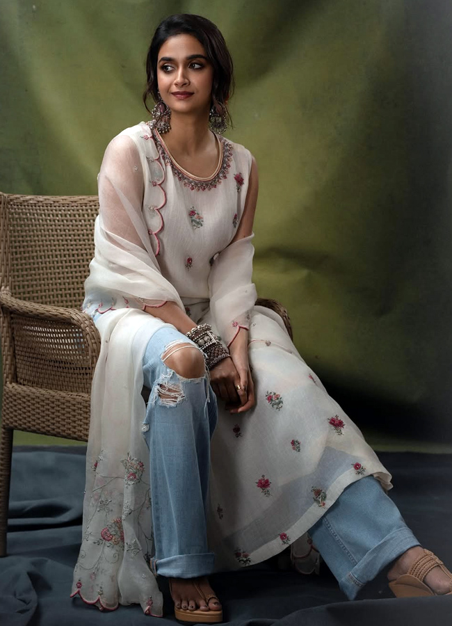 Keerthy Suresh in a variety dress in a variety of poses (photos)8