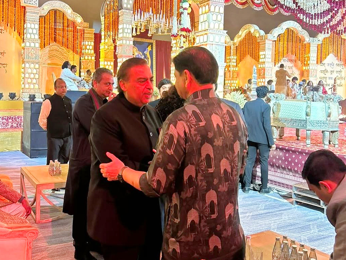 Nita and Mukesh Ambani Attended The wedding of Karan Nathwani and Dweta in Mumbai Photos6