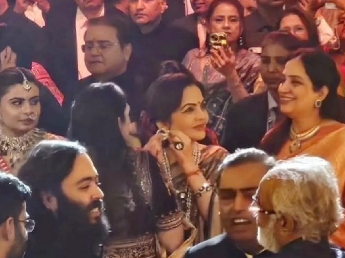 Nita and Mukesh Ambani Attended The wedding of Karan Nathwani and Dweta in Mumbai Photos2