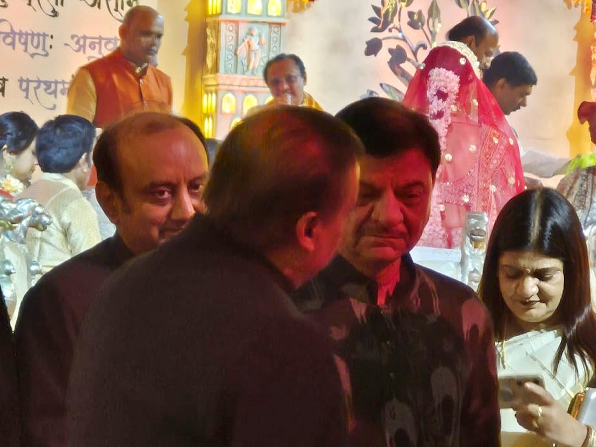 Nita and Mukesh Ambani Attended The wedding of Karan Nathwani and Dweta in Mumbai Photos7