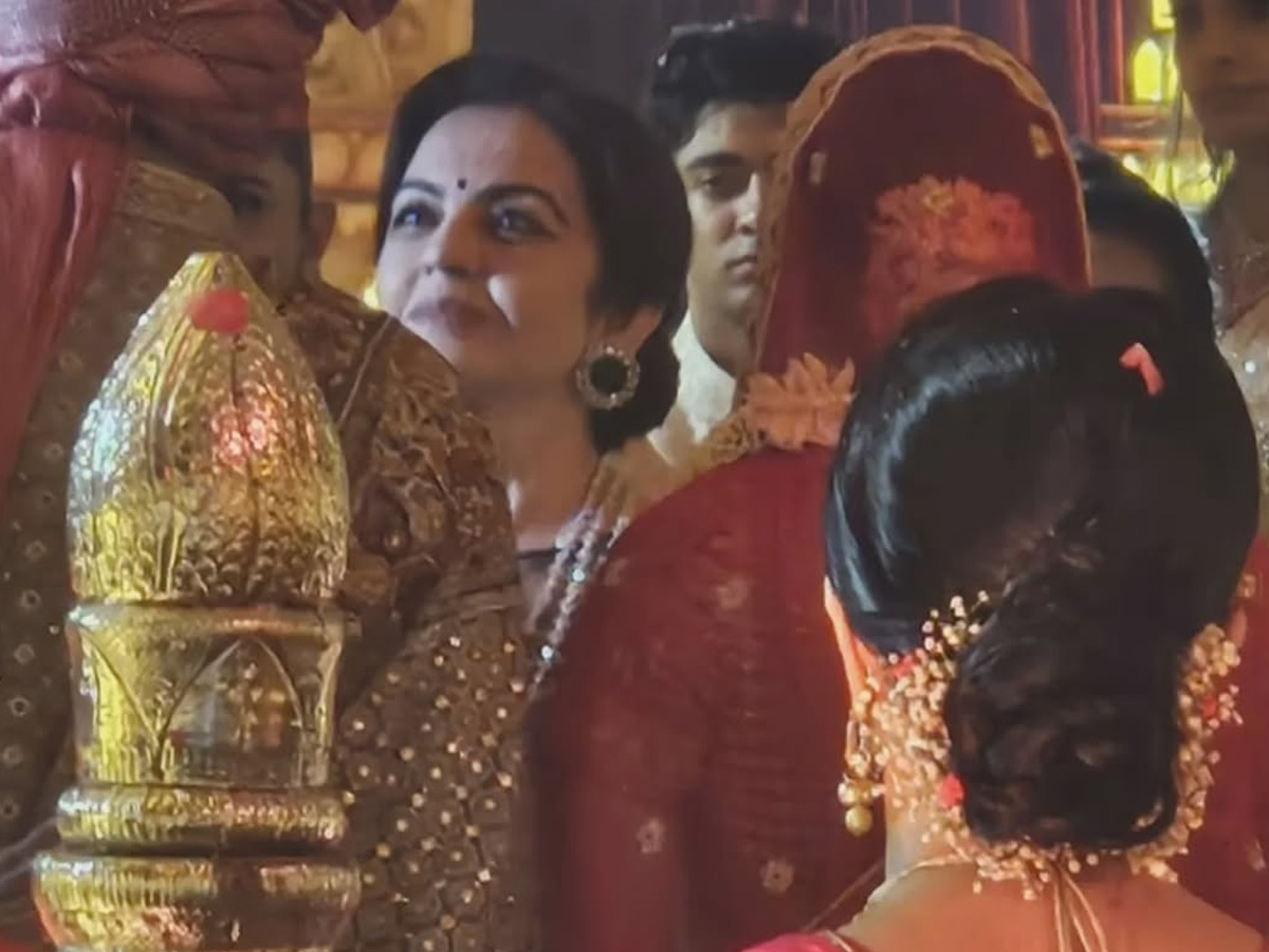 Nita and Mukesh Ambani Attended The wedding of Karan Nathwani and Dweta in Mumbai Photos18