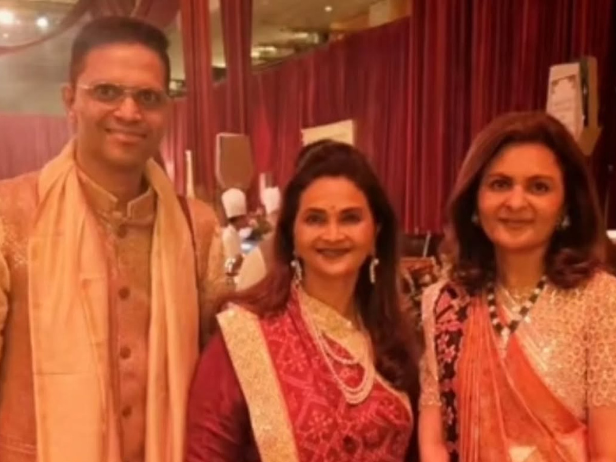 Nita and Mukesh Ambani Attended The wedding of Karan Nathwani and Dweta in Mumbai Photos4