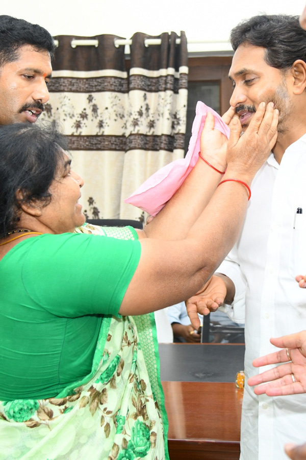 YS Jagan Conduct Praja Darbar In Pulivendula Camp Office Photos2