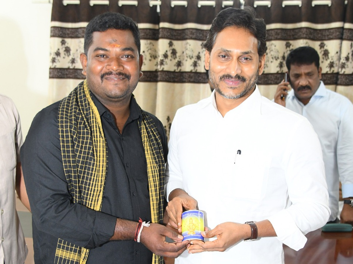 YS Jagan Conduct Praja Darbar In Pulivendula Camp Office Photos16