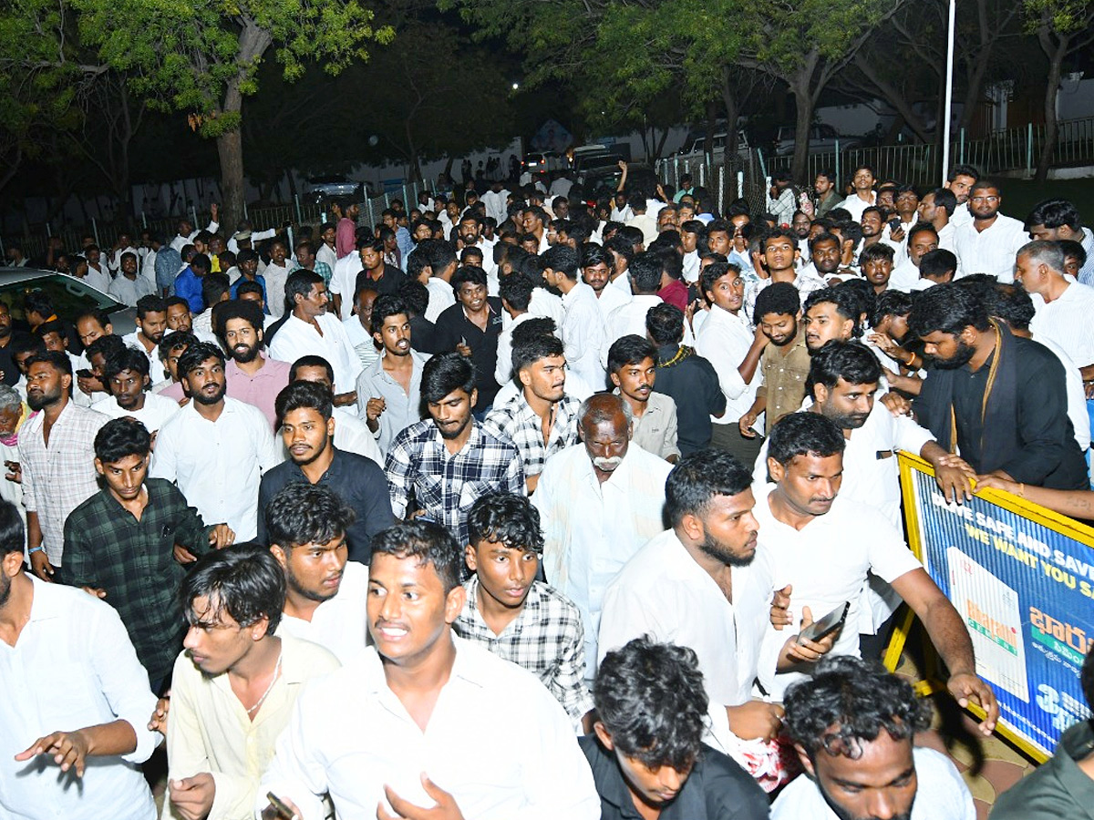 YS Jagan Conduct Praja Darbar In Pulivendula Camp Office Photos23