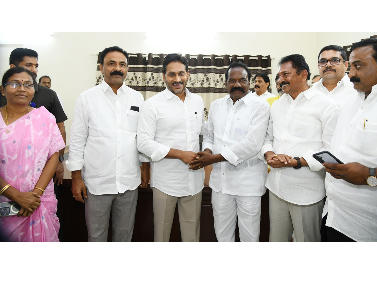 YS Jagan Conduct Praja Darbar In Pulivendula Camp Office Photos5