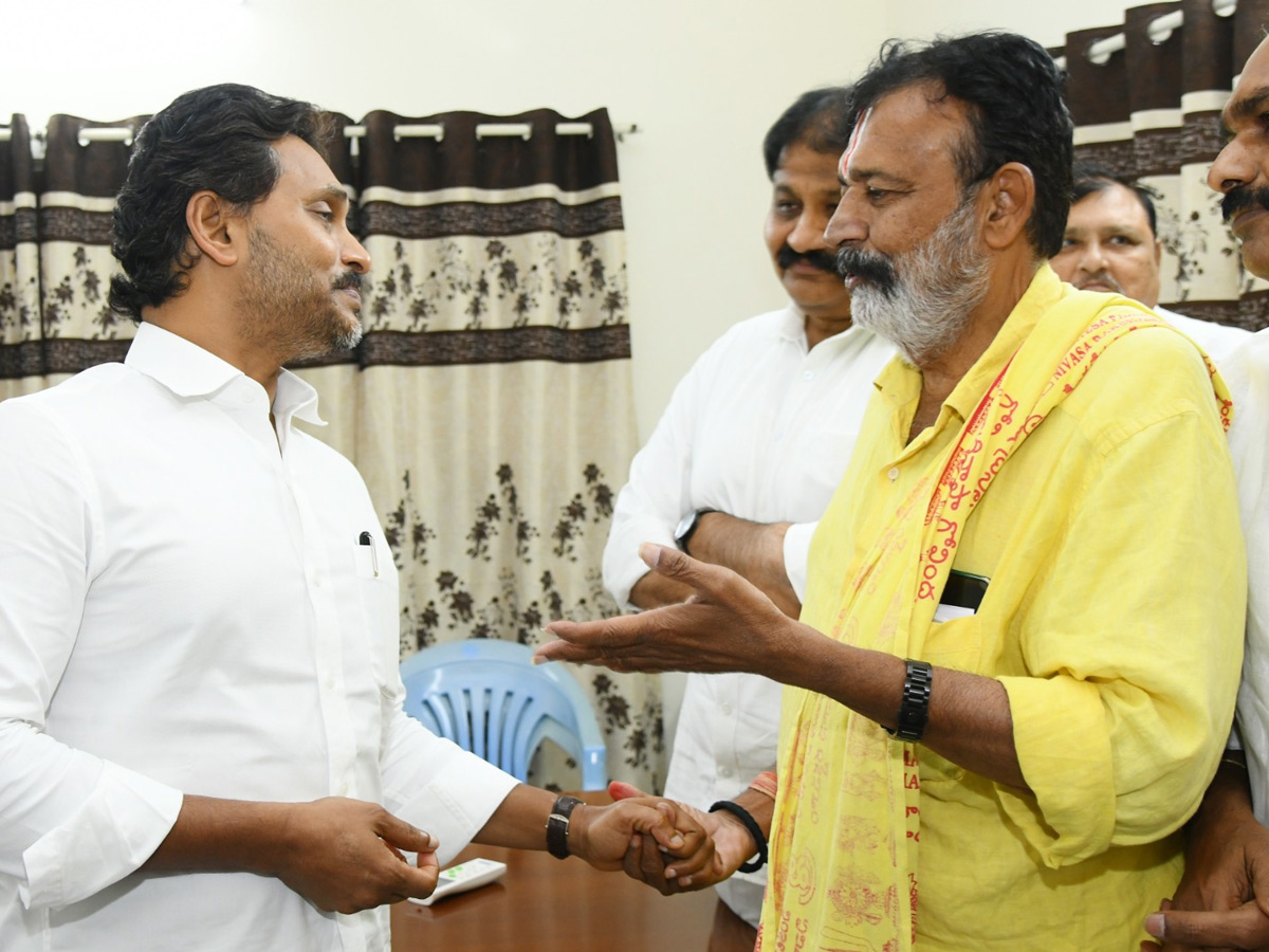 YS Jagan Conduct Praja Darbar In Pulivendula Camp Office Photos7